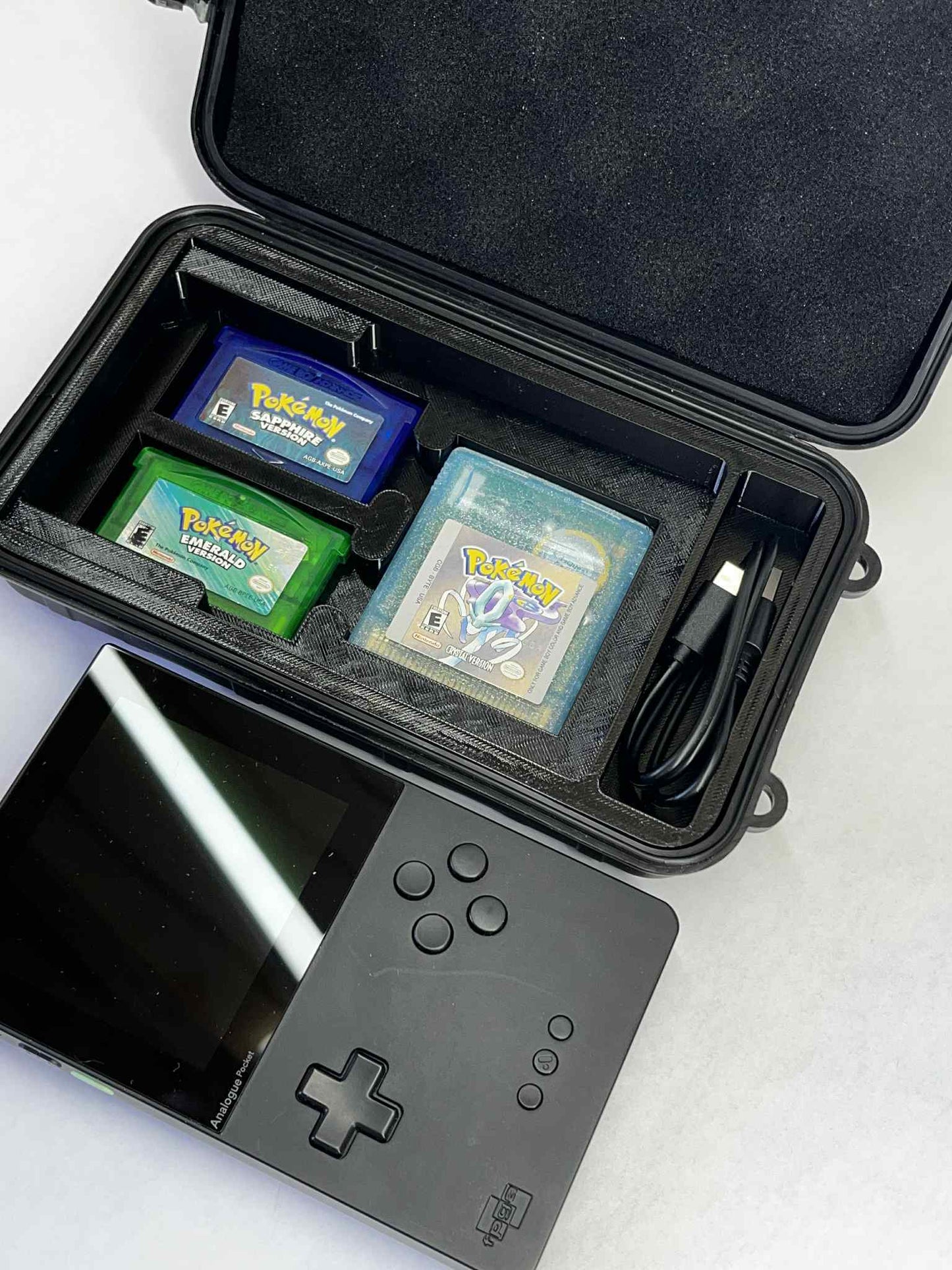 Protective Analogue Pocket Carrying Case – Holds 4 Games (2 GBA + 1 GB/GBC + 1 in Console) – USB-C Storage – Shock-Absorbing & Travel Ready