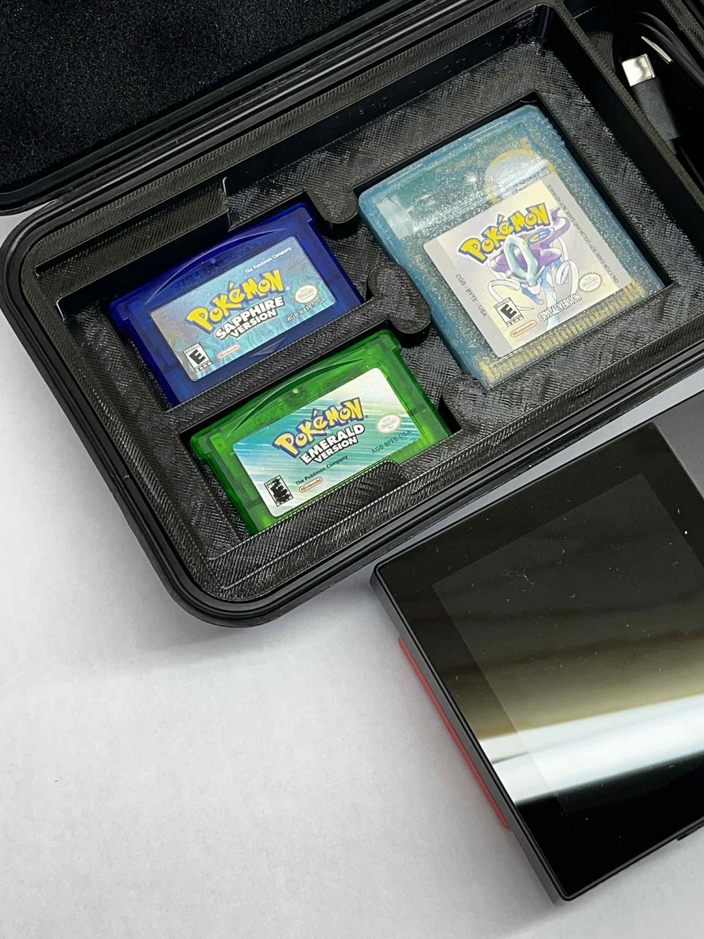 Protective Analogue Pocket Carrying Case – Holds 4 Games (2 GBA + 1 GB/GBC + 1 in Console) – USB-C Storage – Shock-Absorbing & Travel Ready